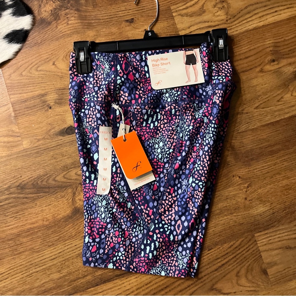Freefly Multicolor Size Medium Leona Bermuda High-Rise Bike Short
Side pockets